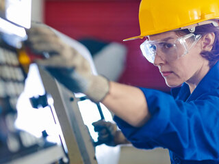 Gleichberechtigung bei Zehnder zehnder mitarbeiterin arbeitet an einer maschine