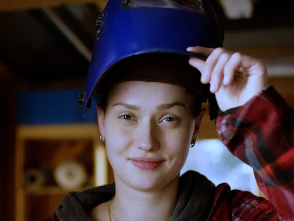 girl with blue helmet working for zehnder