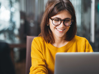 Zehnder Verhaltenskodex E-Learning frau sitzt vor einem pc und absolviert zehnder elearning verhaltenkodex training